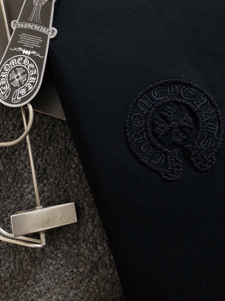  Chrome Hearts 克罗心 微阔版型短袖圆领T恤，\n25春夏顶级梵文线绣前后幅对应，精致工艺