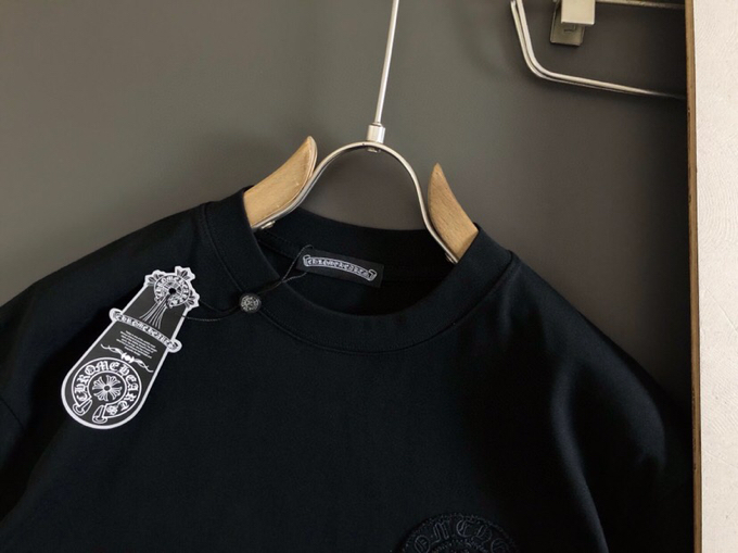  Chrome Hearts 克罗心 微阔版型短袖圆领T恤，\n25春夏顶级梵文线绣前后幅对应，精致工艺