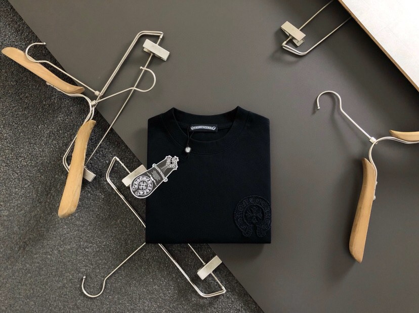  Chrome Hearts 克罗心 微阔版型短袖圆领T恤，\n25春夏顶级梵文线绣前后幅对应，精致工艺