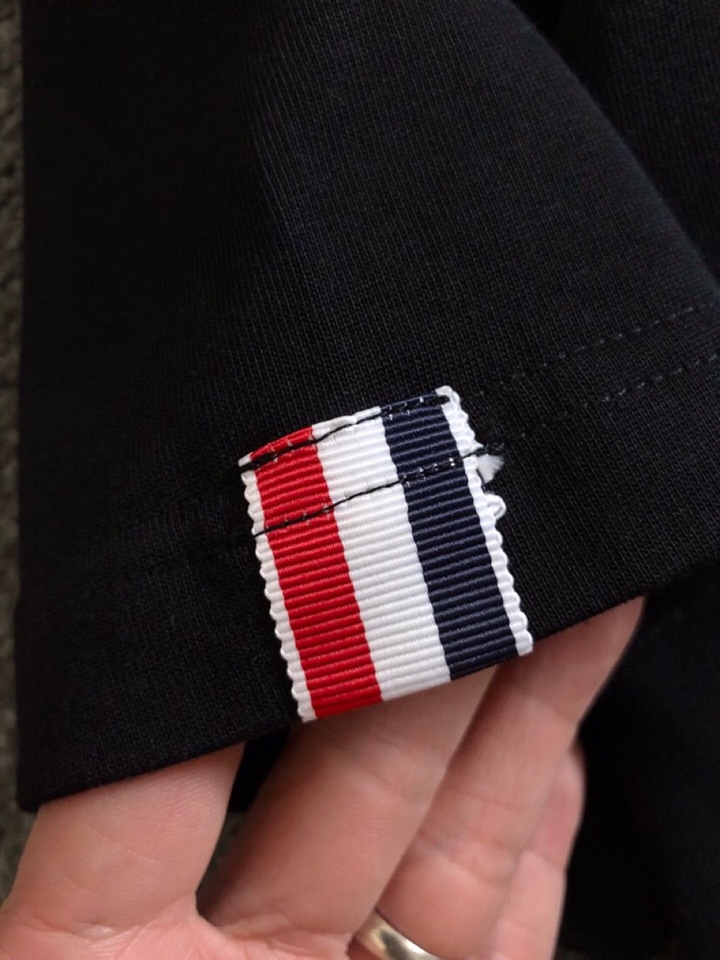  THOM BROWNE 汤姆布朗 TB 25ss春夏顶级黑色小狗织带融合经典短袖圆领T恤，精致工艺面料