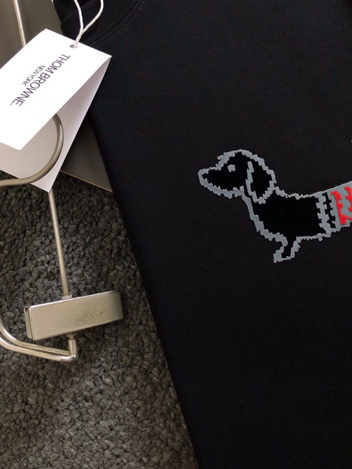  THOM BROWNE 汤姆布朗 TB 25ss春夏顶级黑色小狗织带融合经典短袖圆领T恤，精致工艺面料
