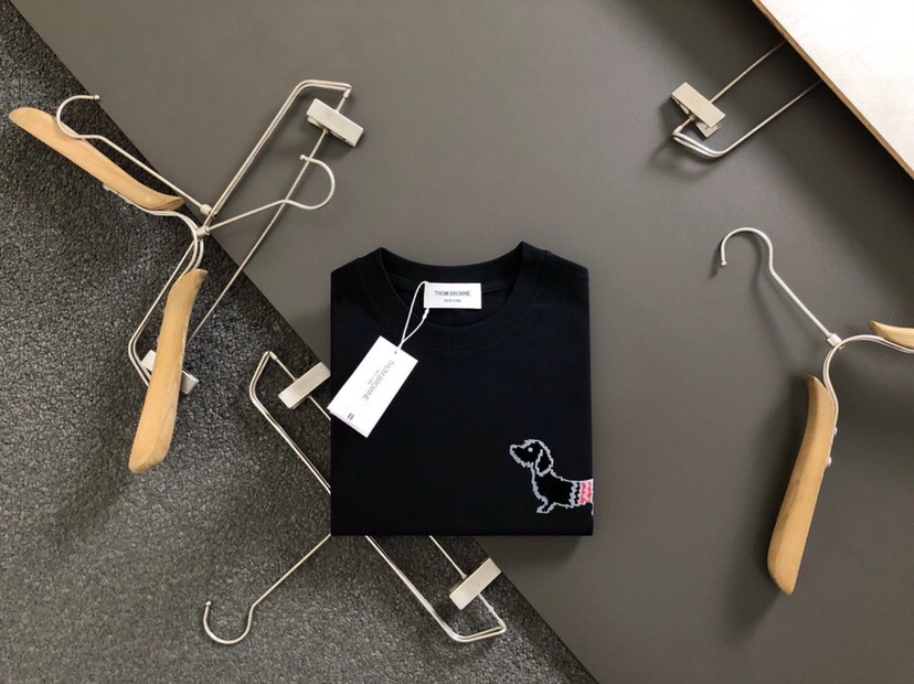  THOM BROWNE 汤姆布朗 TB 25ss春夏顶级黑色小狗织带融合经典短袖圆领T恤，精致工艺面料
