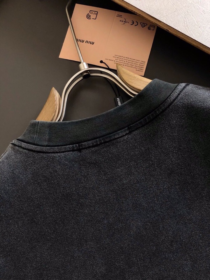  Miumiu 缪缪25春夏顶级潮流印花经典短袖圆领T恤、精致工艺面料，顶级元素融合打造，经典短袖3标齐
