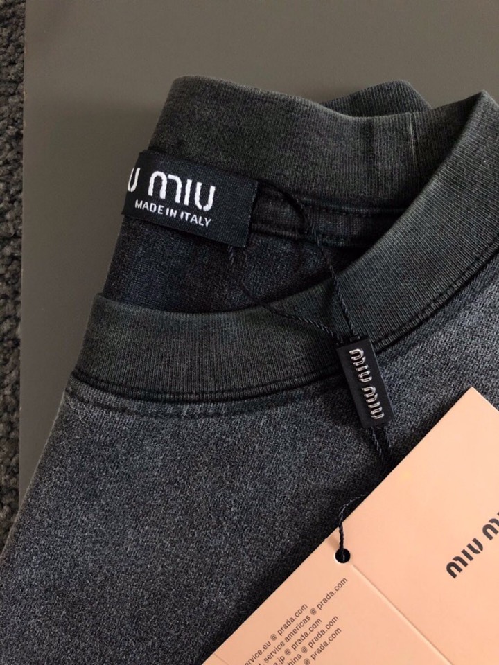  Miumiu 缪缪25春夏顶级潮流印花经典短袖圆领T恤、精致工艺面料，顶级元素融合打造，经典短袖3标齐