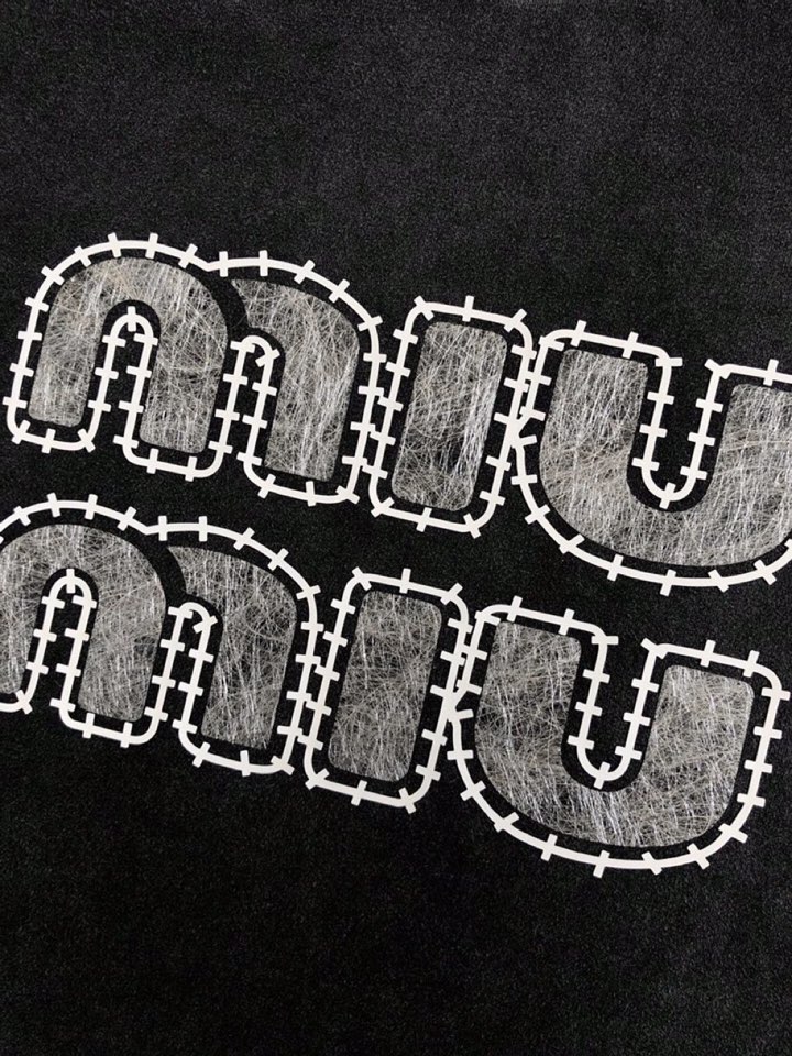  Miumiu 缪缪25春夏顶级潮流印花经典短袖圆领T恤、精致工艺面料，顶级元素融合打造，经典短袖3标齐