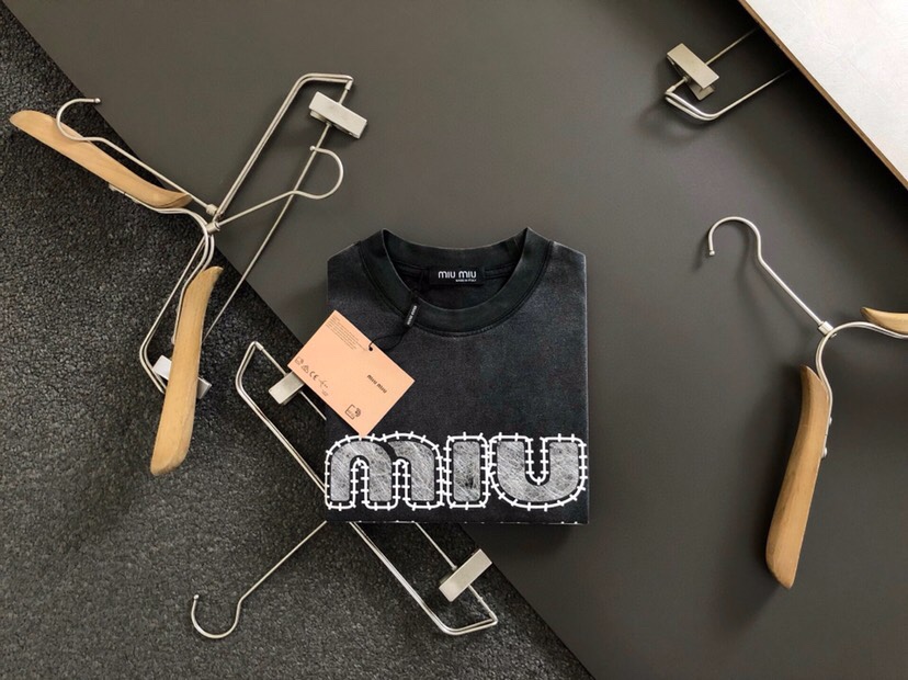  Miumiu 缪缪25春夏顶级潮流印花经典短袖圆领T恤、精致工艺面料，顶级元素融合打造，经典短袖3标齐