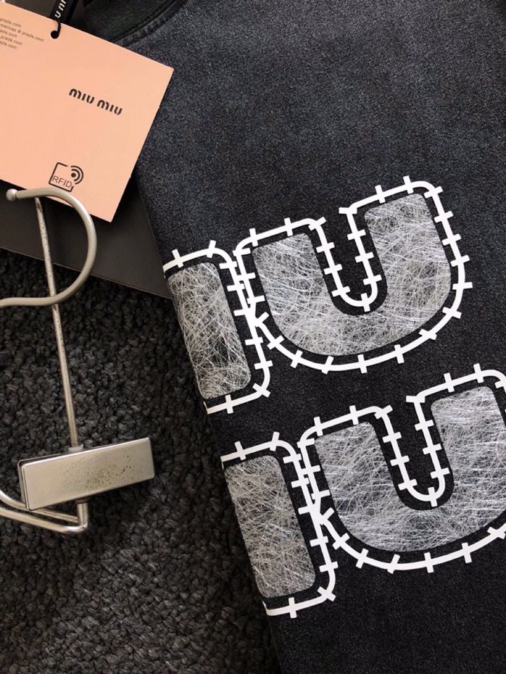  Miumiu 缪缪25春夏顶级潮流印花经典短袖圆领T恤、精致工艺面料，顶级元素融合打造，经典短袖3标齐