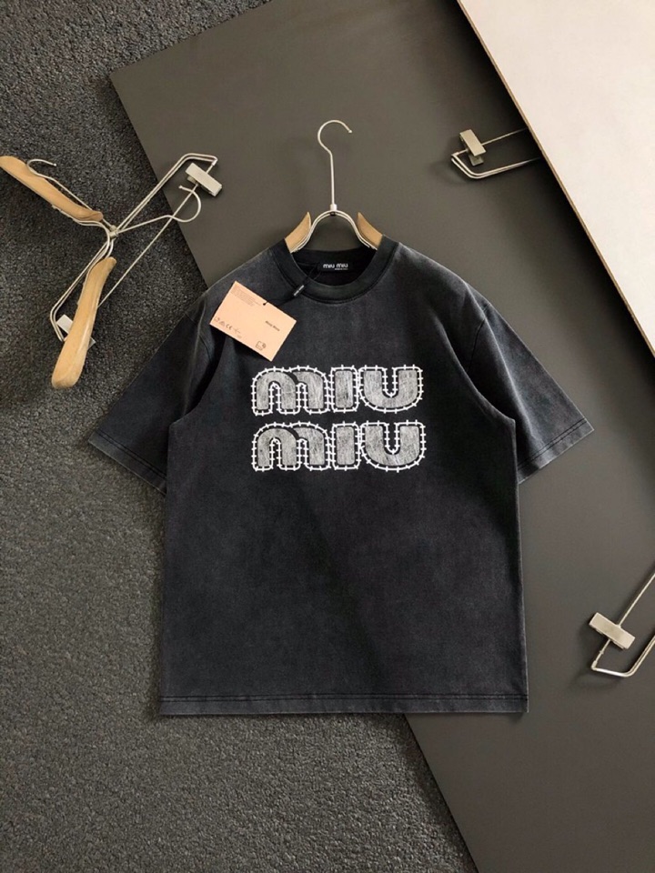  Miumiu 缪缪25春夏顶级潮流印花经典短袖圆领T恤、精致工艺面料，顶级元素融合打造，经典短袖3标齐