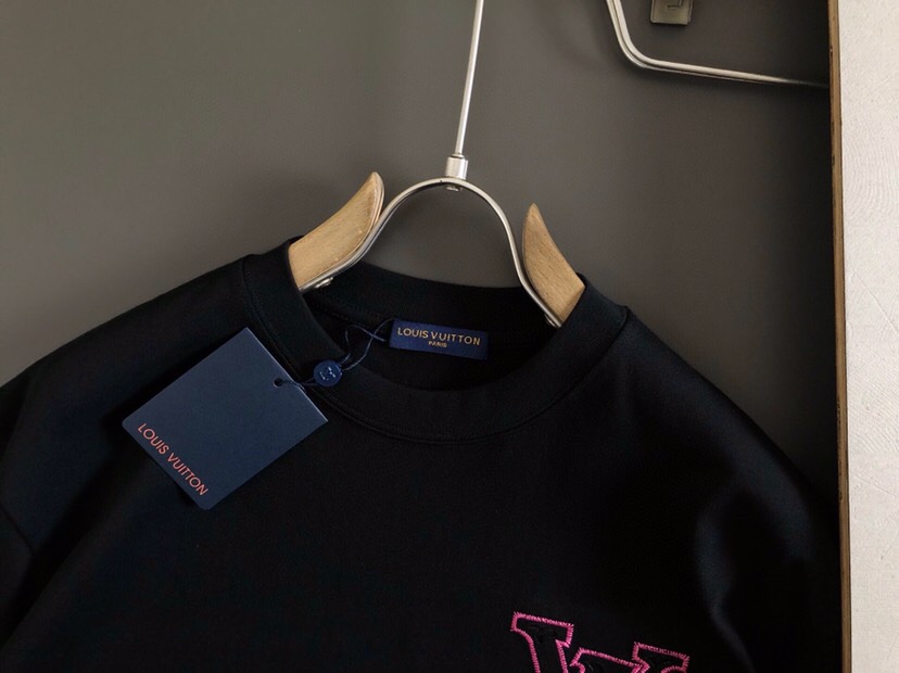  Louis Vuitton 路易威登 LV 驴牌25ss春夏顶级刺绣前后幅对应经典短袖圆领T恤、精致工
