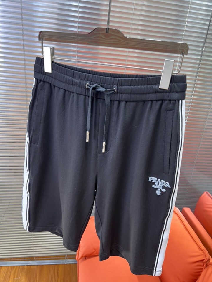  Prada 普拉达2025ss贸易渠道货品.休闲运动短裤 无从释怀的经典款,休闲时尚感略带锋利.精简的