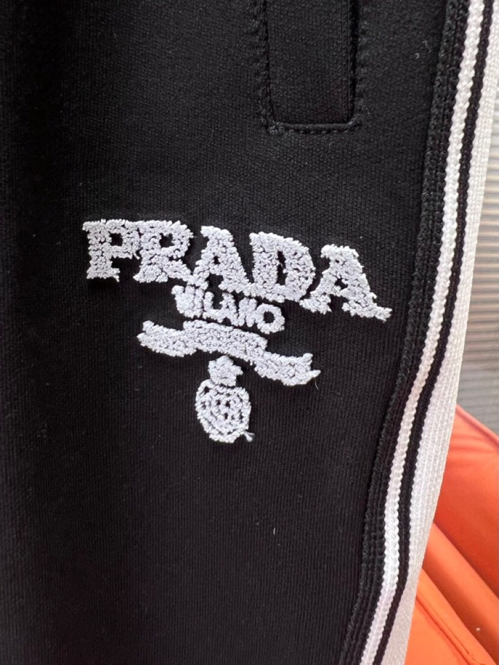  Prada 普拉达2025ss贸易渠道货品.休闲运动短裤 无从释怀的经典款,休闲时尚感略带锋利.精简的