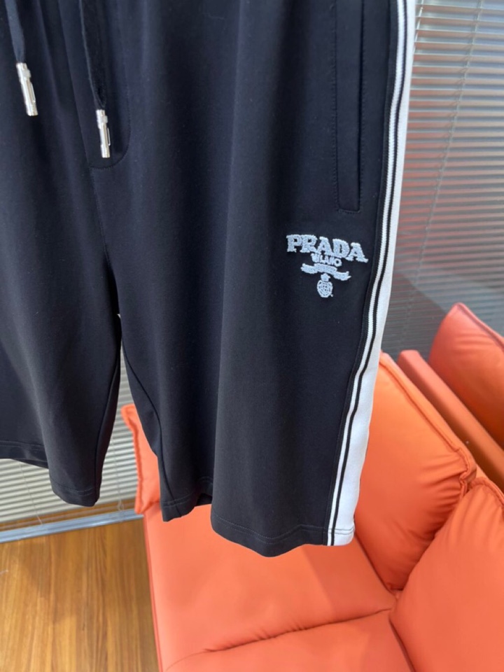  Prada 普拉达2025ss贸易渠道货品.休闲运动短裤 无从释怀的经典款,休闲时尚感略带锋利.精简的