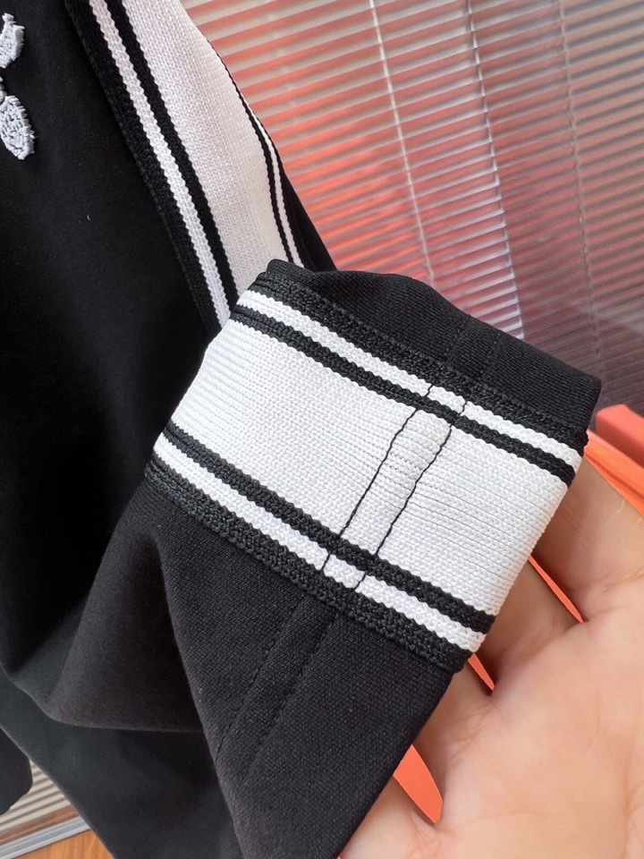  Prada 普拉达2025ss贸易渠道货品.休闲运动短裤 无从释怀的经典款,休闲时尚感略带锋利.精简的