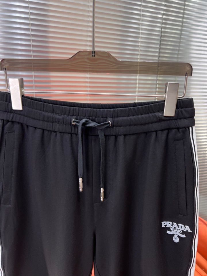  Prada 普拉达2025ss贸易渠道货品.休闲运动短裤 无从释怀的经典款,休闲时尚感略带锋利.精简的