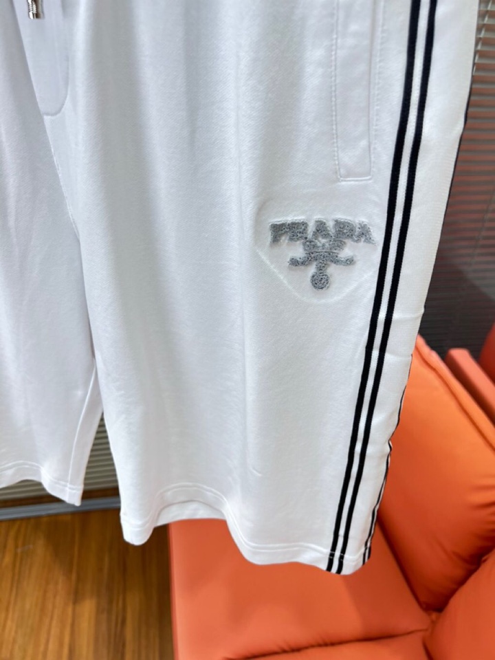  Prada 普拉达2025ss贸易渠道货品.休闲运动短裤 无从释怀的经典款,休闲时尚感略带锋利.精简的