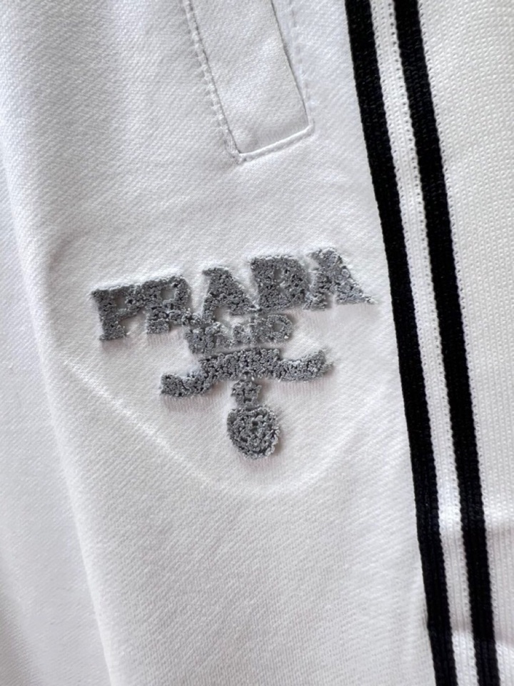  Prada 普拉达2025ss贸易渠道货品.休闲运动短裤 无从释怀的经典款,休闲时尚感略带锋利.精简的