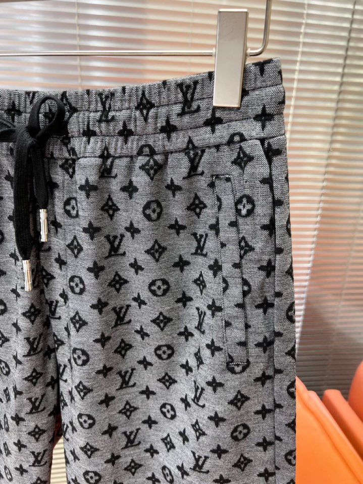  Louis Vuitton 路易威登LV 驴牌2025春夏最新款男女同款情侣款休闲短裤，定制老花log