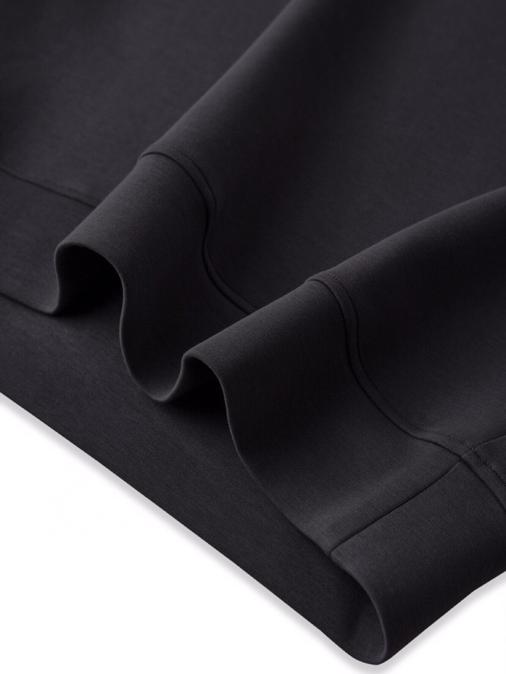  ARMANI阿玛尼2025秋冬休闲松弛系列圆领卫衣，370克重柔感果冻棉，像被云朵轻轻托住。弹力很好，