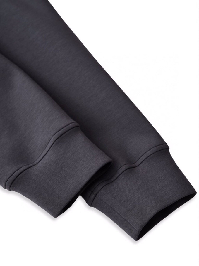  ARMANI阿玛尼2025秋冬休闲松弛系列圆领卫衣，370克重柔感果冻棉，像被云朵轻轻托住。弹力很好，