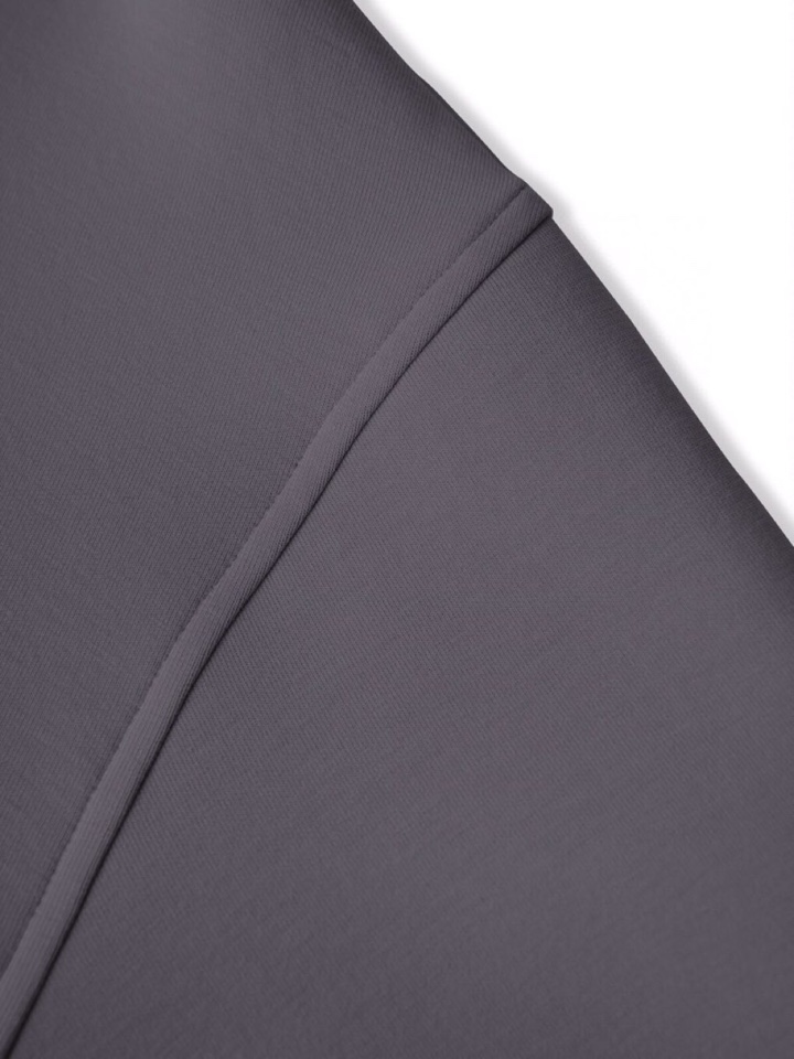  ARMANI阿玛尼2025秋冬休闲松弛系列圆领卫衣，370克重柔感果冻棉，像被云朵轻轻托住。弹力很好，