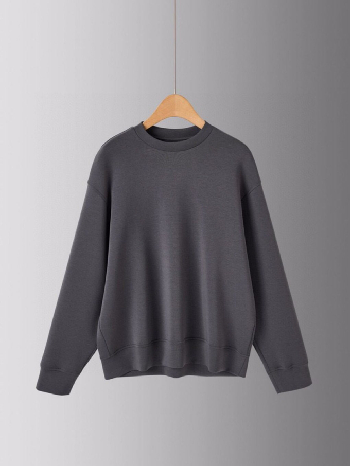  ARMANI阿玛尼2025秋冬休闲松弛系列圆领卫衣，370克重柔感果冻棉，像被云朵轻轻托住。弹力很好，