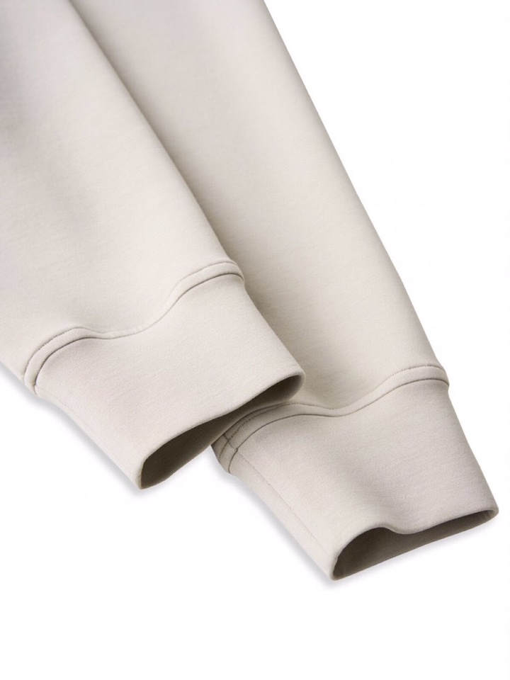  ARMANI阿玛尼2025秋冬休闲松弛系列圆领卫衣，370克重柔感果冻棉，像被云朵轻轻托住。弹力很好，