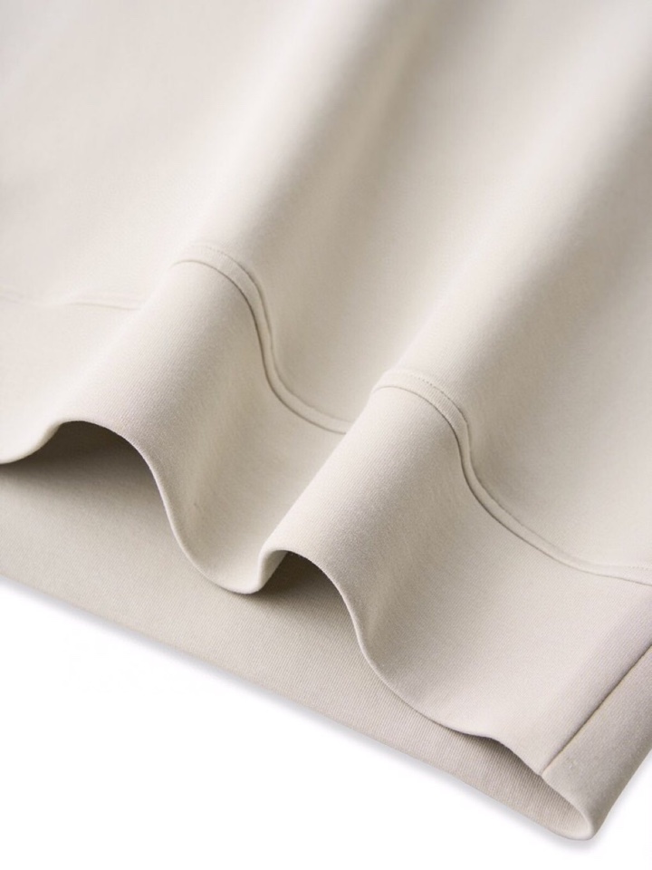  ARMANI阿玛尼2025秋冬休闲松弛系列圆领卫衣，370克重柔感果冻棉，像被云朵轻轻托住。弹力很好，