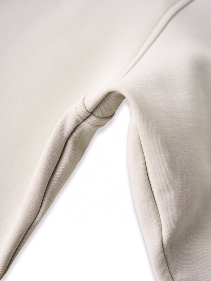  ARMANI阿玛尼2025秋冬休闲松弛系列圆领卫衣，370克重柔感果冻棉，像被云朵轻轻托住。弹力很好，