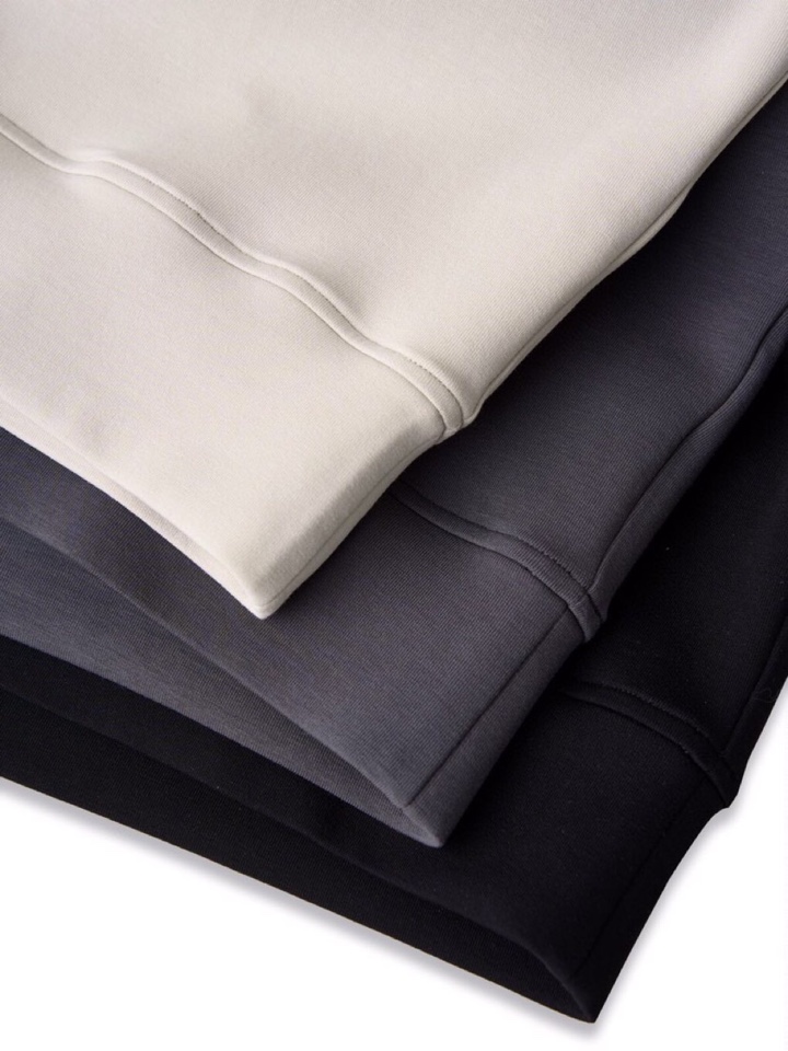  ARMANI阿玛尼2025秋冬休闲松弛系列圆领卫衣，370克重柔感果冻棉，像被云朵轻轻托住。弹力很好，