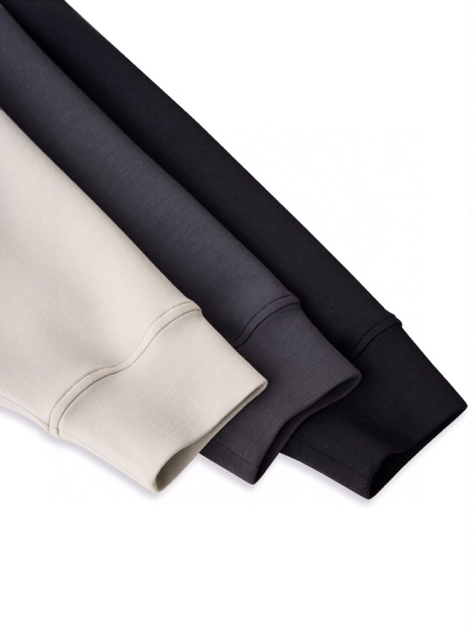  ARMANI阿玛尼2025秋冬休闲松弛系列圆领卫衣，370克重柔感果冻棉，像被云朵轻轻托住。弹力很好，