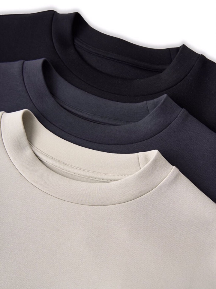  ARMANI阿玛尼2025秋冬休闲松弛系列圆领卫衣，370克重柔感果冻棉，像被云朵轻轻托住。弹力很好，