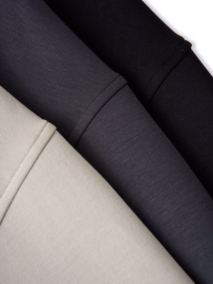  ARMANI阿玛尼2025秋冬休闲松弛系列圆领卫衣，370克重柔感果冻棉，像被云朵轻轻托住。弹力很好，