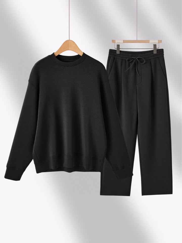  ARMANI阿玛尼2025秋冬休闲松弛系列圆领卫衣套装，370克重柔感果冻棉，像被云朵轻轻托住。弹力很