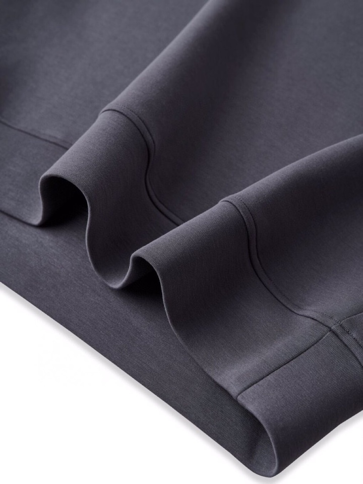  ARMANI阿玛尼2025秋冬休闲松弛系列圆领卫衣套装，370克重柔感果冻棉，像被云朵轻轻托住。弹力很