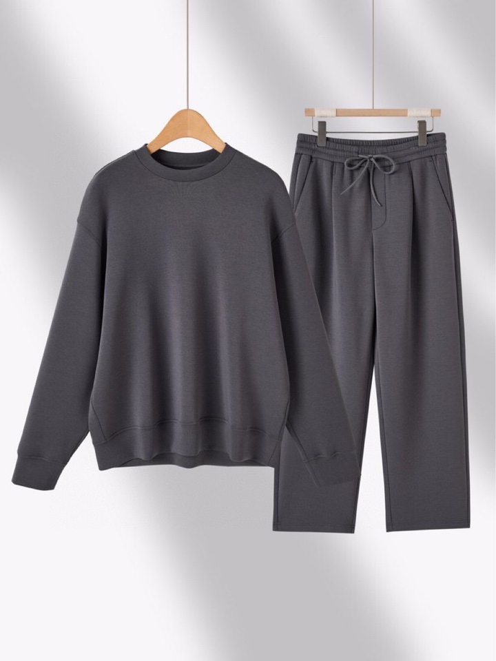  ARMANI阿玛尼2025秋冬休闲松弛系列圆领卫衣套装，370克重柔感果冻棉，像被云朵轻轻托住。弹力很