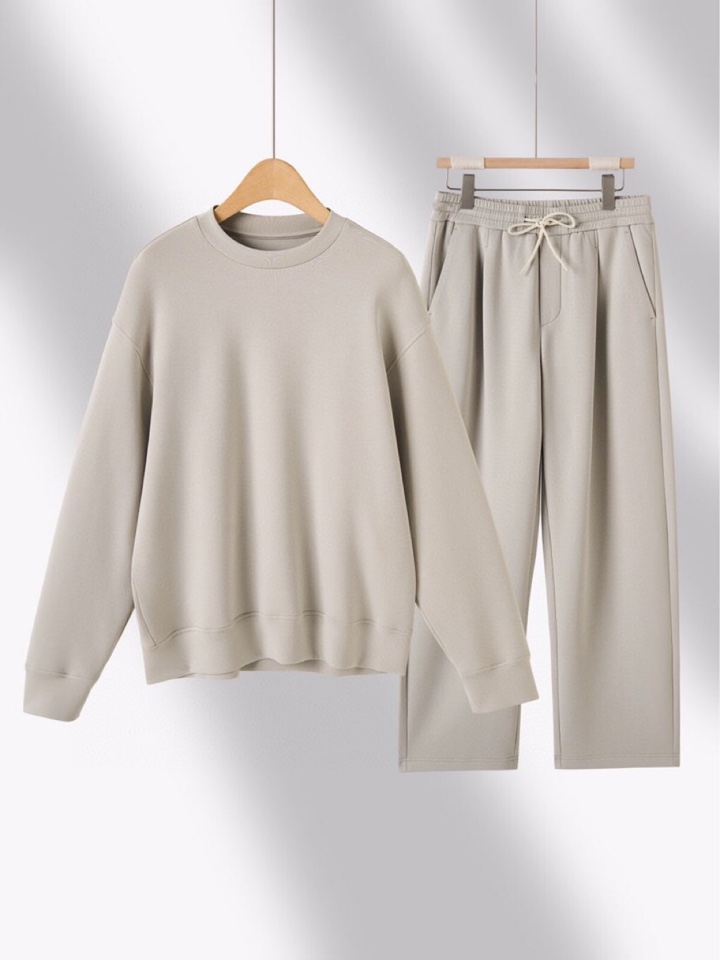  ARMANI阿玛尼2025秋冬休闲松弛系列圆领卫衣套装，370克重柔感果冻棉，像被云朵轻轻托住。弹力很