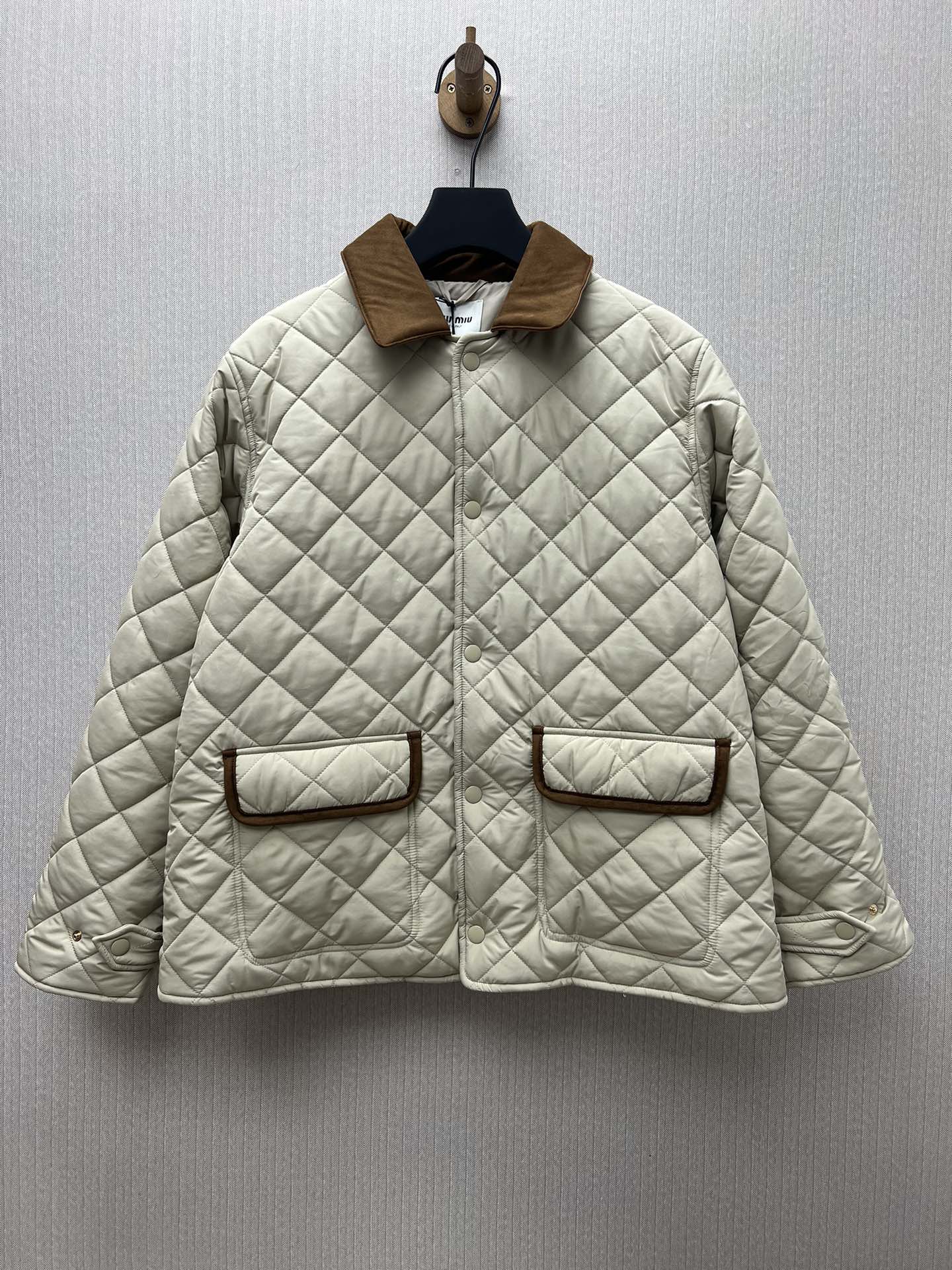 La nueva chaqueta MIUMIU 25SS reinterpreta la clásica chaqueta acolchada, destacando por su ligereza y corte holgado su…