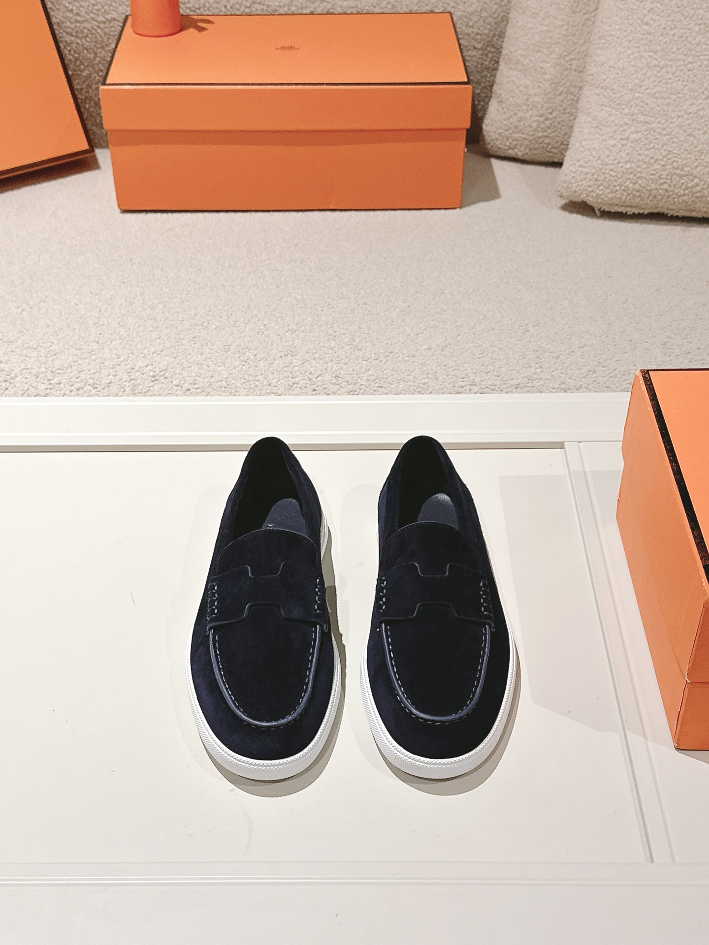 NO:653537,Women's, men's Hermes top version Job series Couple's model Loafers This Julian series calfskin and suede goatskin lace-up-free sneakers are decorated with iconic 'H' details. The design is simple and smooth, creating a fashionable urban look. Comfortable and versatile. H family classics are not outdated. The delivery counter is exquisitely packaged. The fabric is original and customized. Imported first-layer cowhide/cow hair. The lining is imported soft sheepskin. The outsole is made of original molded anti-slip TPU material.  Size 35-45, loafers, hermes, loafers, sneakers, cowhide, sheepskin, chamois leather19860909女款,男款 Hermes 顶级版本 Job 系列 情侣款 乐福鞋 这款Julian系列小牛皮和麂皮山羊皮免系带运动鞋,饰有标志性“H”细节.设计简约流畅,打造时尚都市造型 舒适百搭 H家经典不过时 ,配送专柜精美包装 面料原版定制进口头层牛皮/牛绒 内里进口柔软羊皮 大底原版开模防滑TPU材质 码数35-45,乐福鞋,hermes,loafers,sneakers,cowhide,sheepskin,chamois leather,Women's Shoes