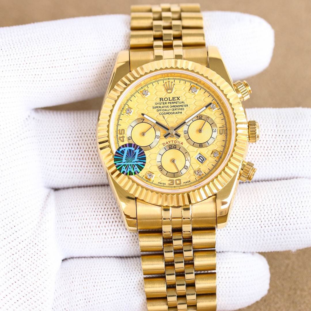 NO:339875,White and gold, strong recommendation of the new model of the year, Classic Diary Series - Multifunctional Watch, the highest version of the anti-watch, Rolex Complex series, six-pin men's watch [Love] hot model [Love] multifunctional watch. 1 equipped with the original imported weekly and month moon phase kinetic energy function movement mechanical watch!  2 The dial uses classic and exclusive high-end luxury ribs to highlight the luxurious temperament of this watch [grin] 3 The strap uses an imported 316 steel strap watch!  The 4-meter mirror uses a double-dol sapphire mirror!  5 Perspective bottom cover!  6 diameter 41 mm, thickness 10 mm!  The watch functions combine week/month/date/moon/sun and other functions, and the best men's business watch is truly standard!  It is a representative work of high-end watches!  The details of honorary reputation reveal the nobleness of men, with great taste, and great craftsmanship. It is as grand as the original product!  Integrity, rolex19860909白 金 年度新款强力推荐 经典日志系列-多功能腕表 防表届最高版本劳力士 复杂系列六针男表[爱心]爆款[爱心] 多功能腕表. 1搭载原装进口星期月份月相动能功能机芯机械表！ 2表盘上采用经典独家高级奢华棱纹 突显出这款腕表的华贵气质[呲牙] 3表带采用进口316钢带腕表！ 4表镜采用双卜蓝宝石镜面！ 5透视底盖！ 6直径41毫米,厚度10毫米！ 腕表功能汇集星期/月份/日期/月亮/太阳等功能于一身,最佳男士商务腕表真正的标配！为高端腕表的代表之作！ 荣誉出品 尊贵彰显之美誉细节之处透露男士高贵,品位十分,匠心巨制 大气媲美原装货！表里如一 独具匠心,,rolex,Watch