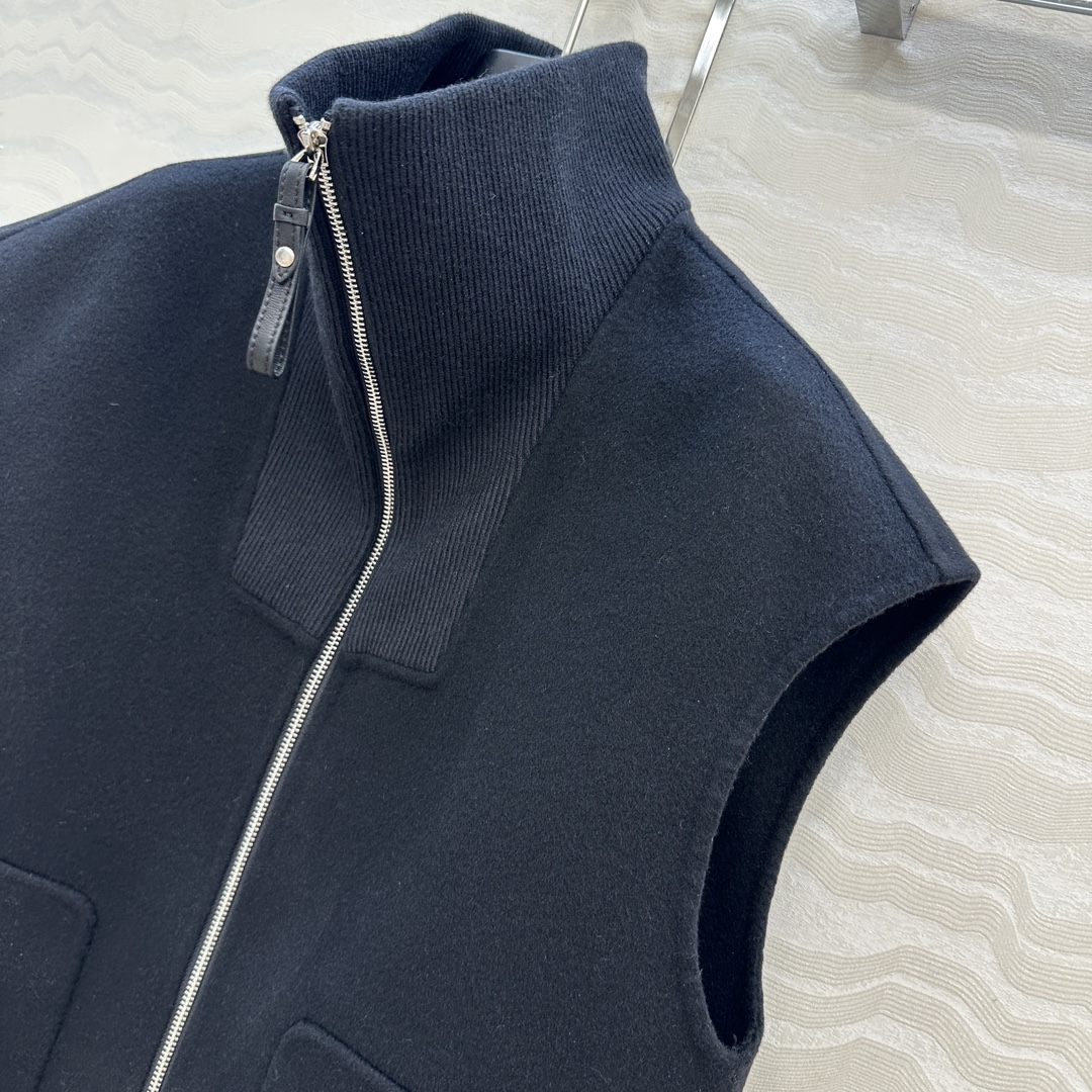 Elegant Wool Cashmere Vest: Sophisticated Sleeveless Outerwear for Women