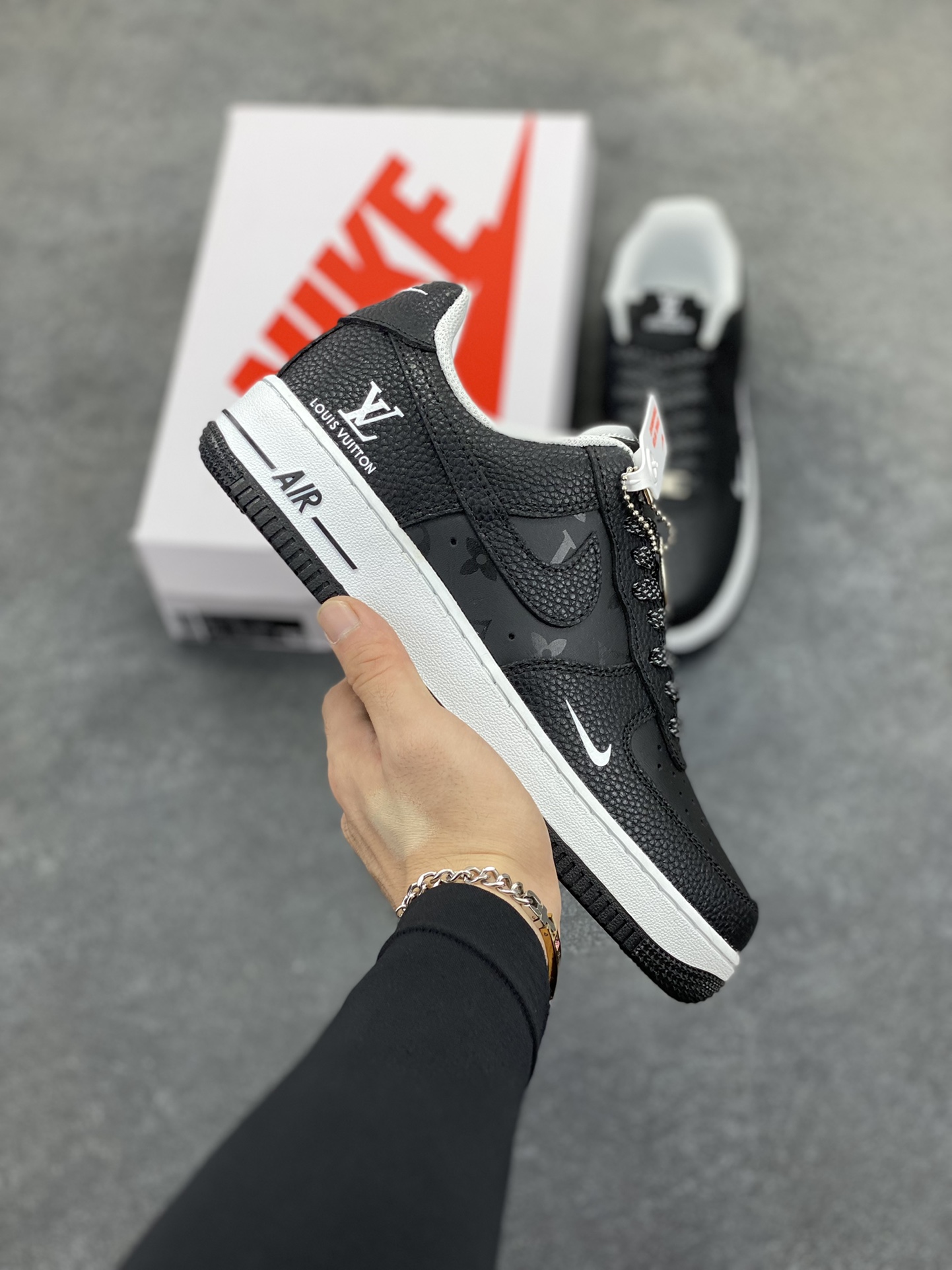 NIke Air Force 1 \'07 Low “LV联名——武士黑荔纹”空军一号 低帮 运动鞋 休闲鞋 折边针车 工艺难度大 原楦头原纸板 原装鞋盒 定制五金配件 内置全掌气垫 原厂鞋底 货号：CZ3986-003 尺码：36 36.5 37.5 38 38.5 39 40 40.5 41 42 42.5 43 44 44.5 45-选品中心