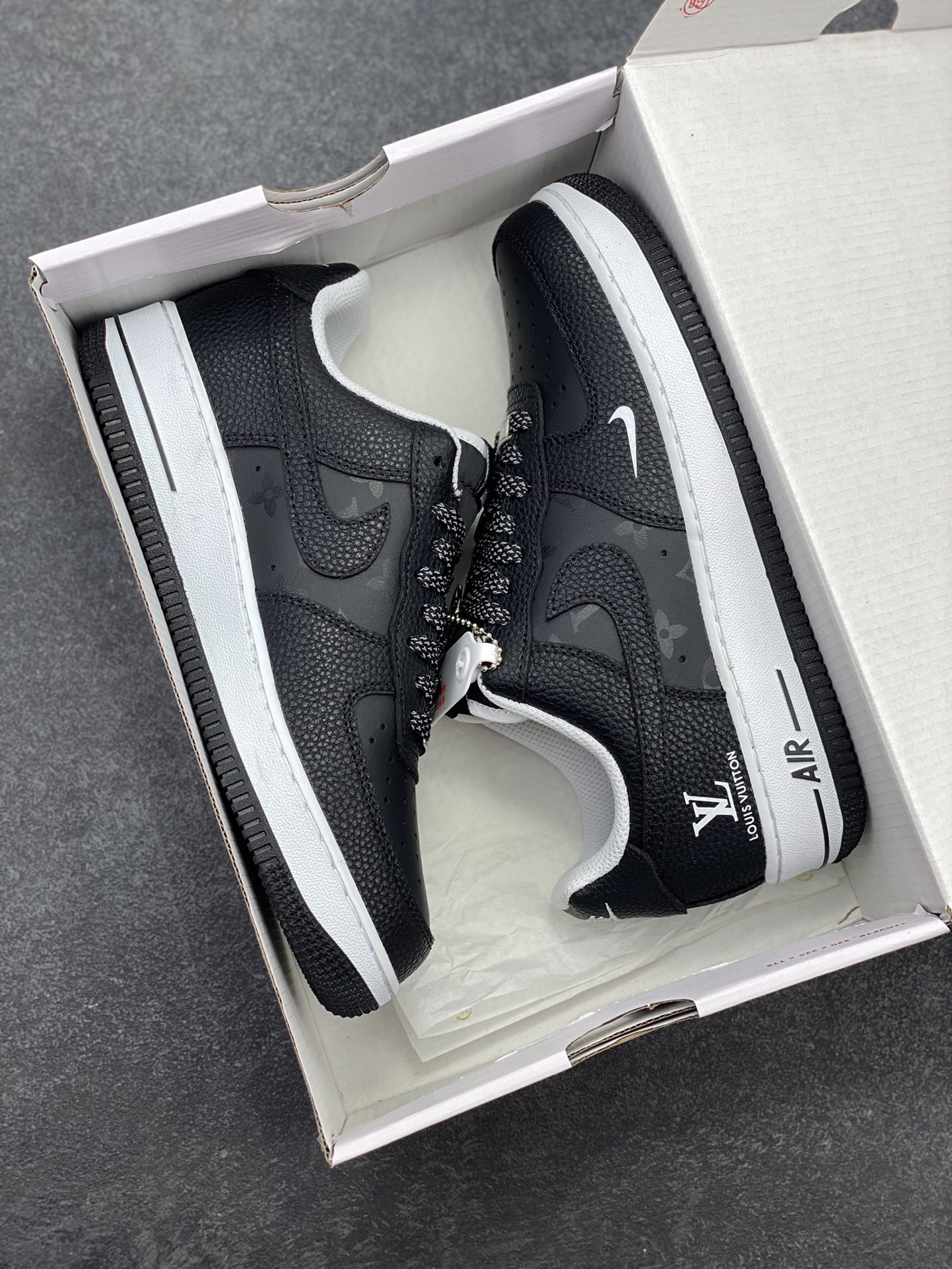 图片[9]-NIke Air Force 1 \’07 Low “LV联名——武士黑荔纹”空军一号 低帮 运动鞋 休闲鞋 折边针车 工艺难度大 原楦头原纸板 原装鞋盒 定制五金配件 内置全掌气垫 原厂鞋底 货号：CZ3986-003 尺码：36 36.5 37.5 38 38.5 39 40 40.5 41 42 42.5 43 44 44.5 45-选品中心