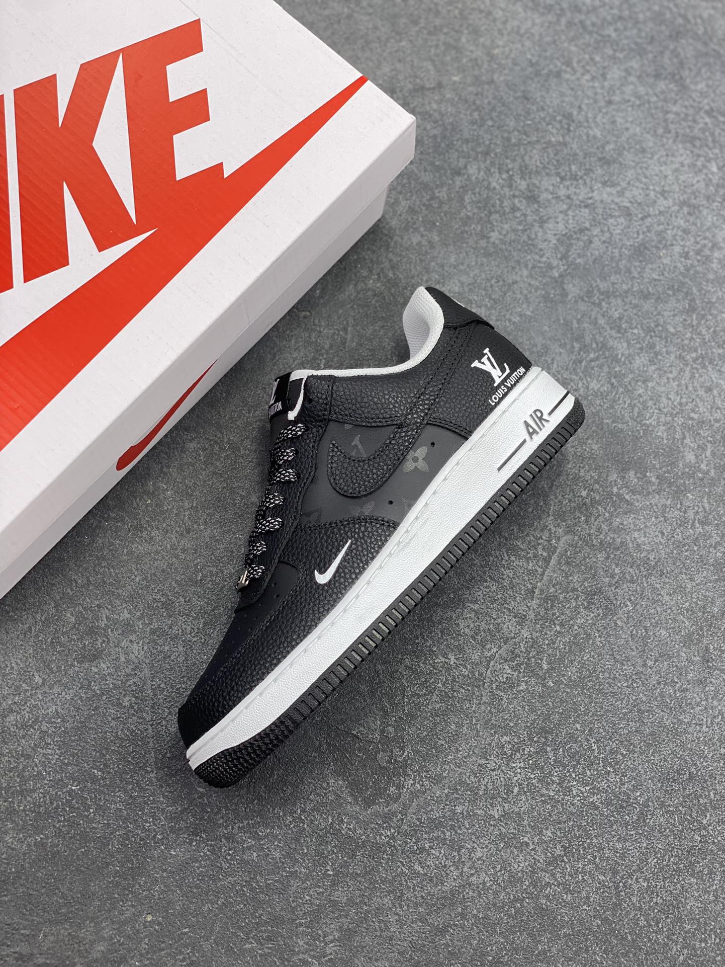 图片[7]-NIke Air Force 1 \’07 Low “LV联名——武士黑荔纹”空军一号 低帮 运动鞋 休闲鞋 折边针车 工艺难度大 原楦头原纸板 原装鞋盒 定制五金配件 内置全掌气垫 原厂鞋底 货号：CZ3986-003 尺码：36 36.5 37.5 38 38.5 39 40 40.5 41 42 42.5 43 44 44.5 45-选品中心