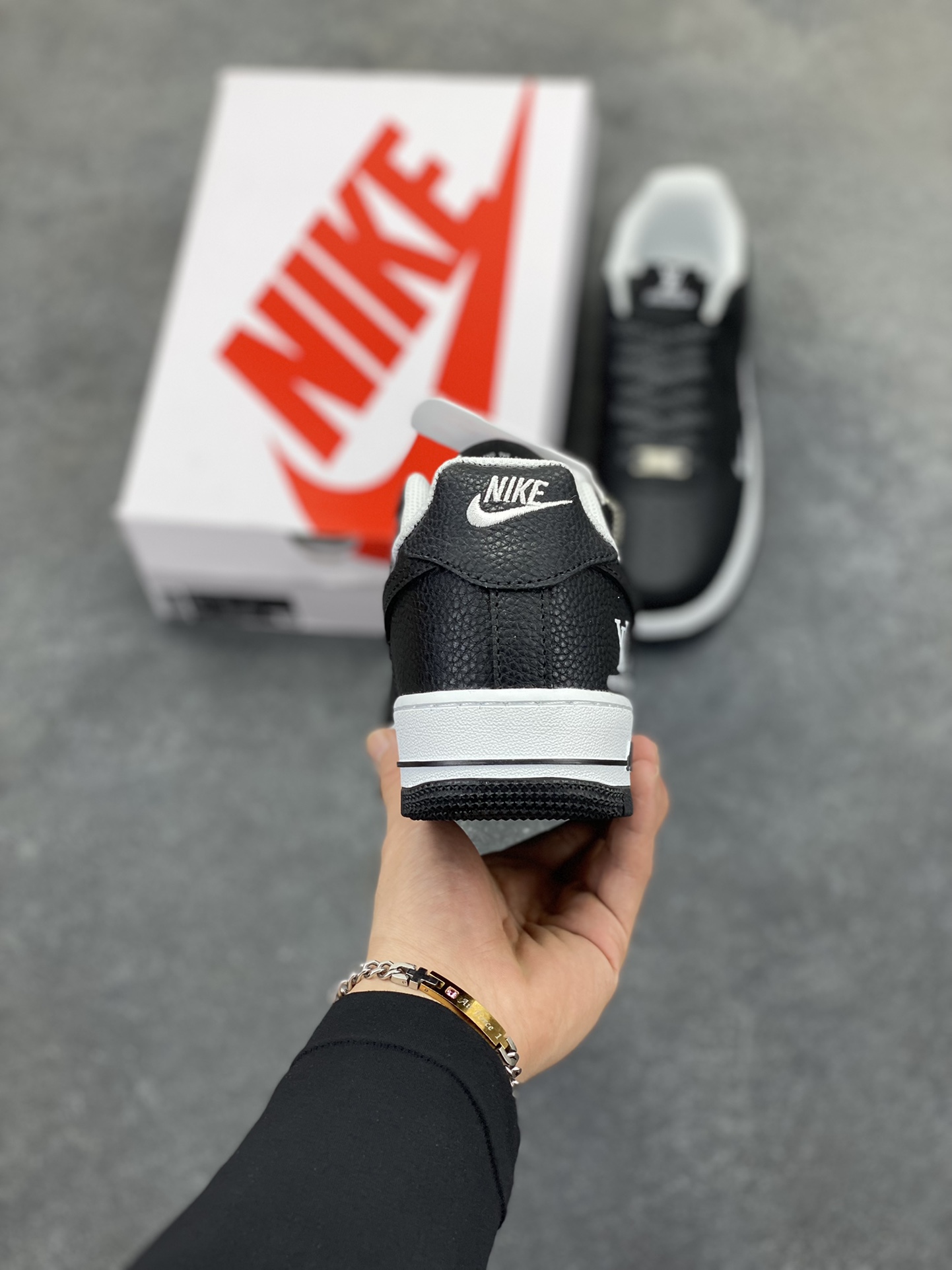 图片[4]-NIke Air Force 1 \’07 Low “LV联名——武士黑荔纹”空军一号 低帮 运动鞋 休闲鞋 折边针车 工艺难度大 原楦头原纸板 原装鞋盒 定制五金配件 内置全掌气垫 原厂鞋底 货号：CZ3986-003 尺码：36 36.5 37.5 38 38.5 39 40 40.5 41 42 42.5 43 44 44.5 45-选品中心