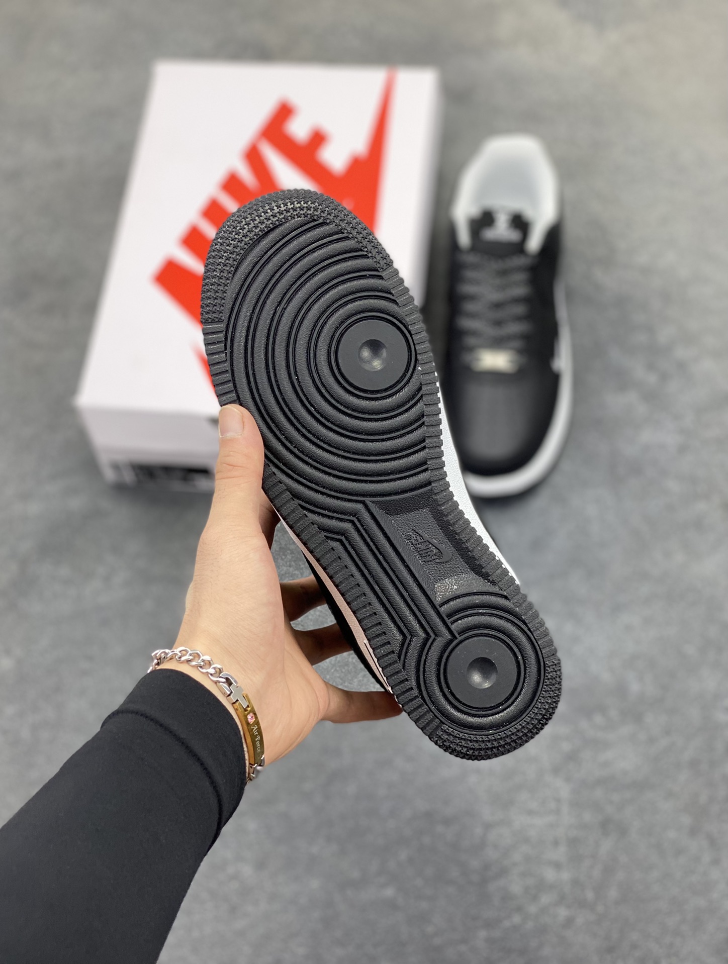 图片[5]-NIke Air Force 1 \’07 Low “LV联名——武士黑荔纹”空军一号 低帮 运动鞋 休闲鞋 折边针车 工艺难度大 原楦头原纸板 原装鞋盒 定制五金配件 内置全掌气垫 原厂鞋底 货号：CZ3986-003 尺码：36 36.5 37.5 38 38.5 39 40 40.5 41 42 42.5 43 44 44.5 45-选品中心