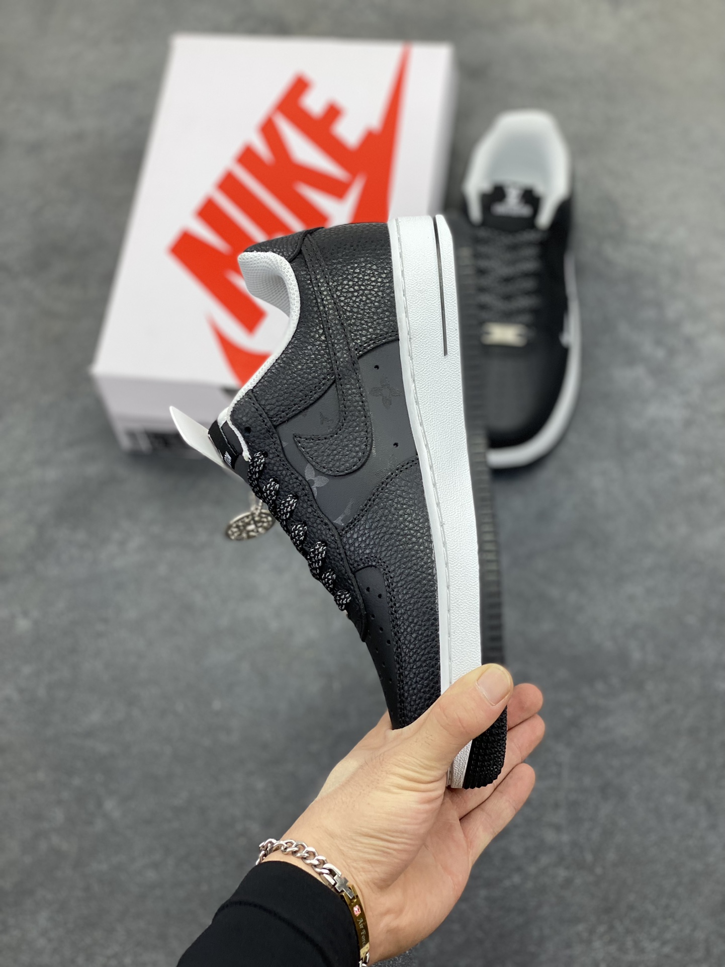 图片[3]-NIke Air Force 1 \’07 Low “LV联名——武士黑荔纹”空军一号 低帮 运动鞋 休闲鞋 折边针车 工艺难度大 原楦头原纸板 原装鞋盒 定制五金配件 内置全掌气垫 原厂鞋底 货号：CZ3986-003 尺码：36 36.5 37.5 38 38.5 39 40 40.5 41 42 42.5 43 44 44.5 45-选品中心