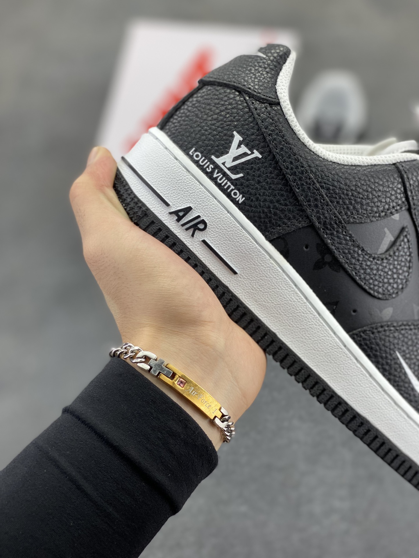 图片[6]-NIke Air Force 1 \’07 Low “LV联名——武士黑荔纹”空军一号 低帮 运动鞋 休闲鞋 折边针车 工艺难度大 原楦头原纸板 原装鞋盒 定制五金配件 内置全掌气垫 原厂鞋底 货号：CZ3986-003 尺码：36 36.5 37.5 38 38.5 39 40 40.5 41 42 42.5 43 44 44.5 45-选品中心
