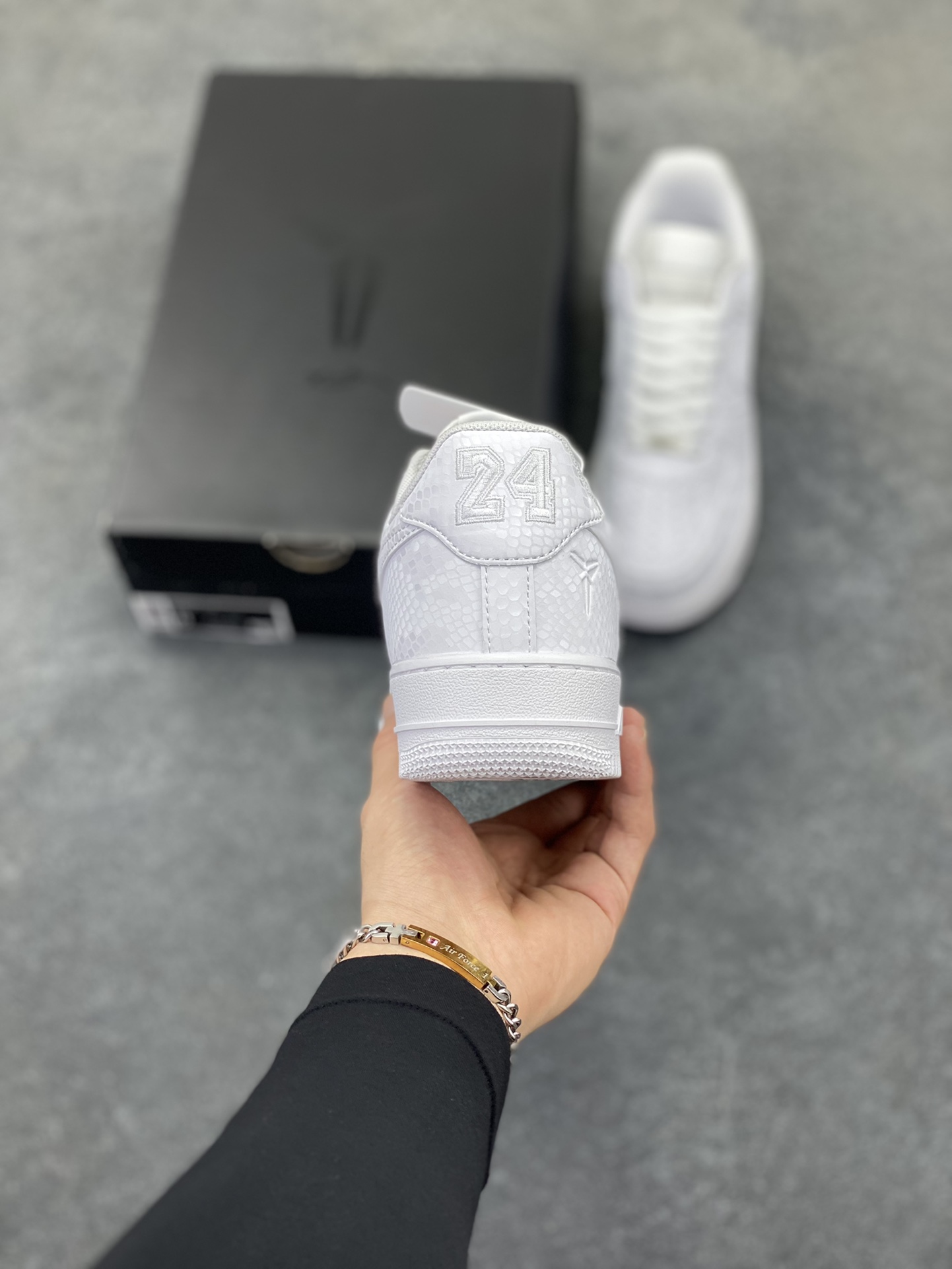 图片[4]-Nike Air Force 1 Low 科比 空军一号低帮运动休闲板鞋 原楦头原纸板 打造纯正空军版型 专注外贸渠道 全掌内置蜂窝气垫 原盒配件 原厂中底钢印、拉帮完美 货号：IB0018-100 尺码：36 36.5 37.5 38 38.5 39 40 40.5 41 42 42.5 43 44 44.5 45-选品中心