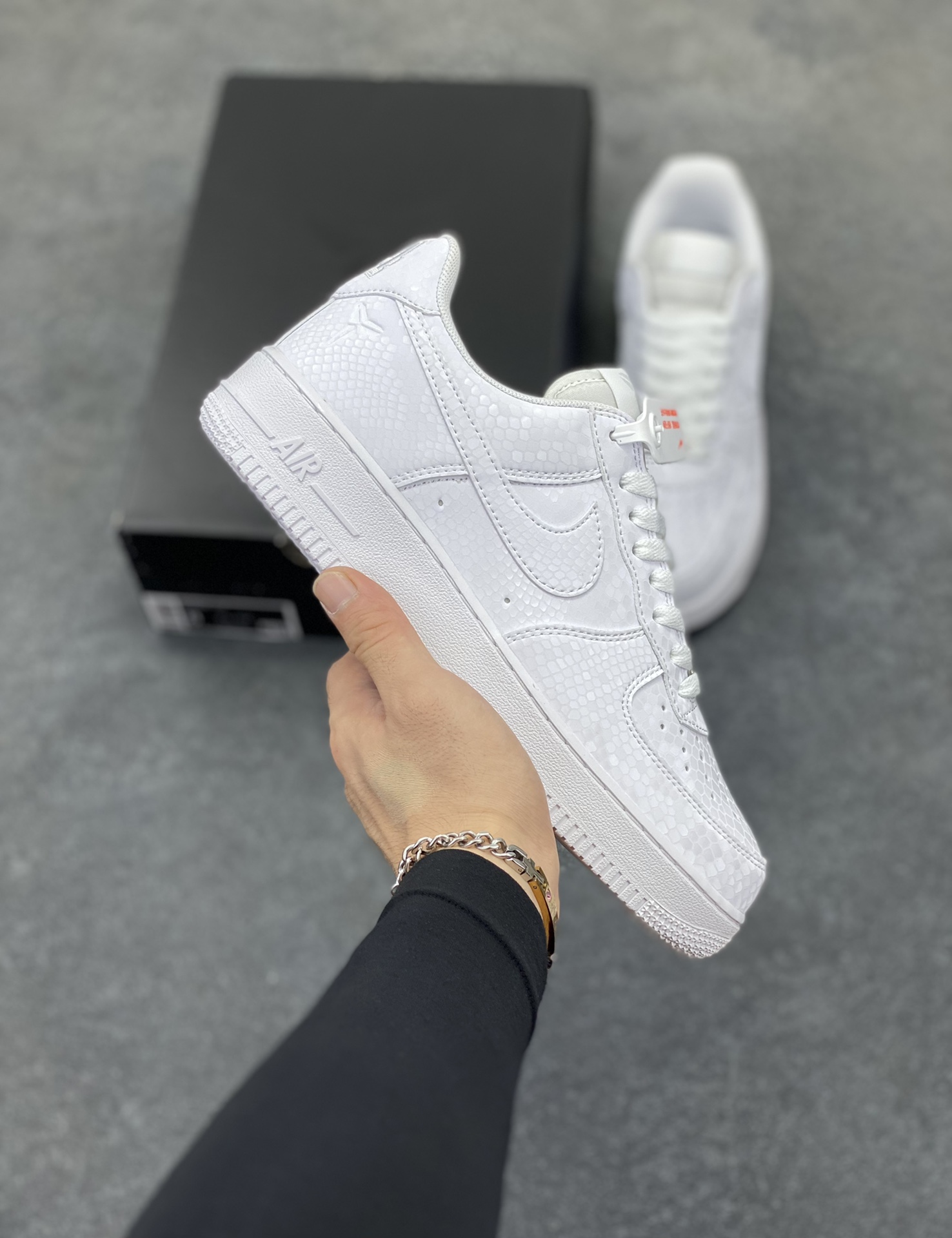 Nike Air Force 1 Low 科比 空军一号低帮运动休闲板鞋 原楦头原纸板 打造纯正空军版型 专注外贸渠道 全掌内置蜂窝气垫 原盒配件 原厂中底钢印、拉帮完美 货号：IB0018-100 尺码：36 36.5 37.5 38 38.5 39 40 40.5 41 42 42.5 43 44 44.5 45-选品中心