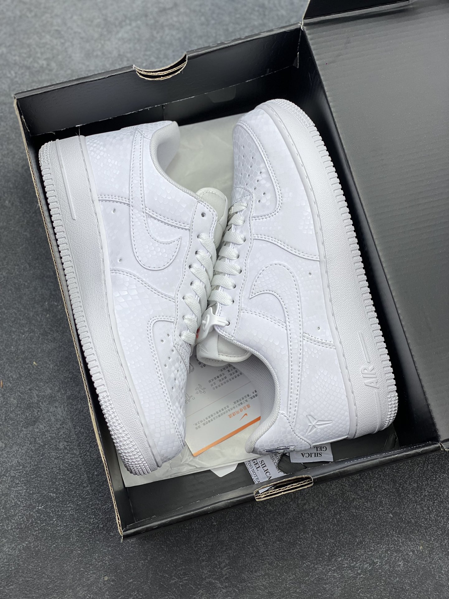图片[9]-Nike Air Force 1 Low 科比 空军一号低帮运动休闲板鞋 原楦头原纸板 打造纯正空军版型 专注外贸渠道 全掌内置蜂窝气垫 原盒配件 原厂中底钢印、拉帮完美 货号：IB0018-100 尺码：36 36.5 37.5 38 38.5 39 40 40.5 41 42 42.5 43 44 44.5 45-选品中心